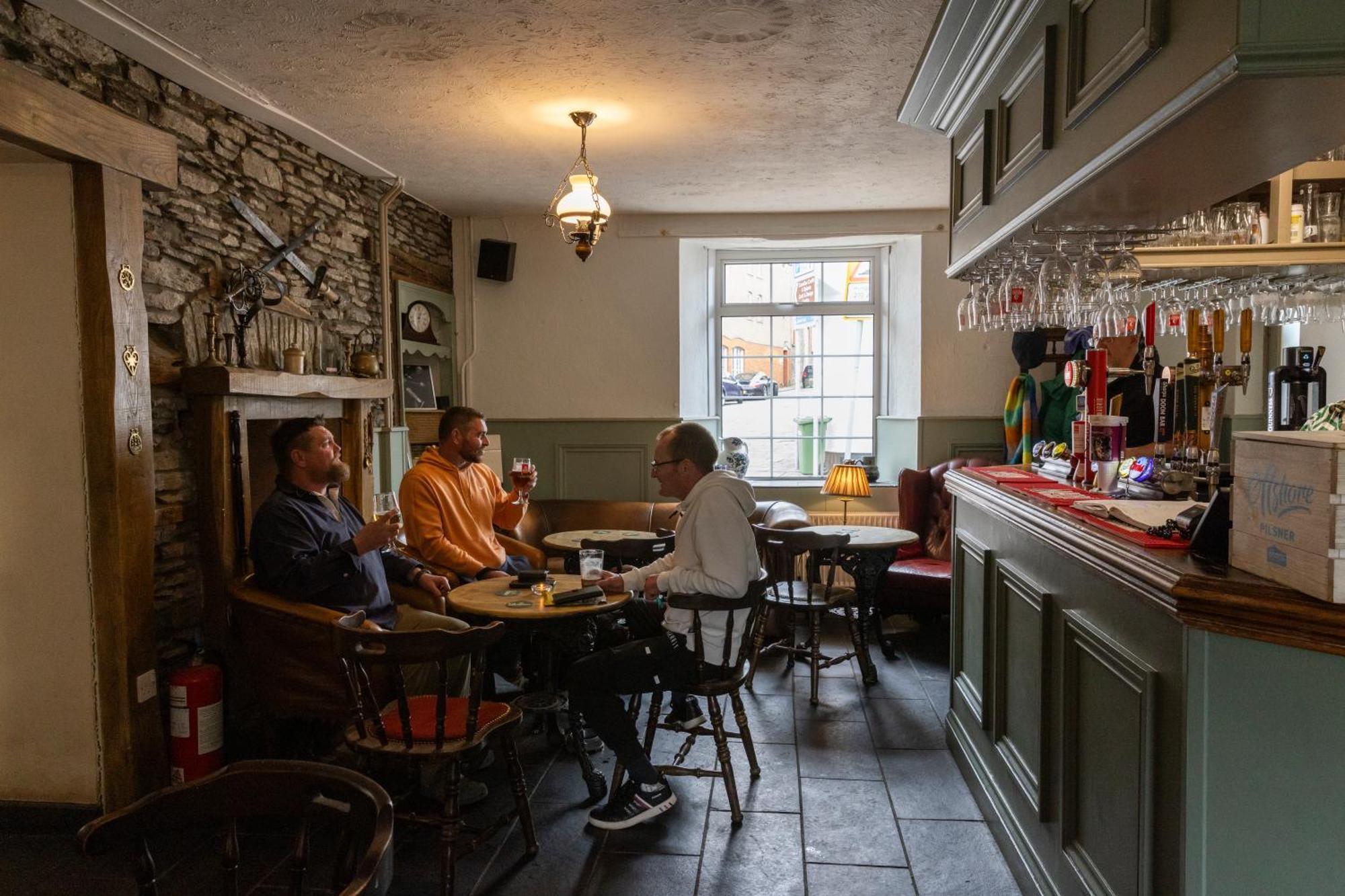 The Bear Inn Llantrisant  Exteriör bild