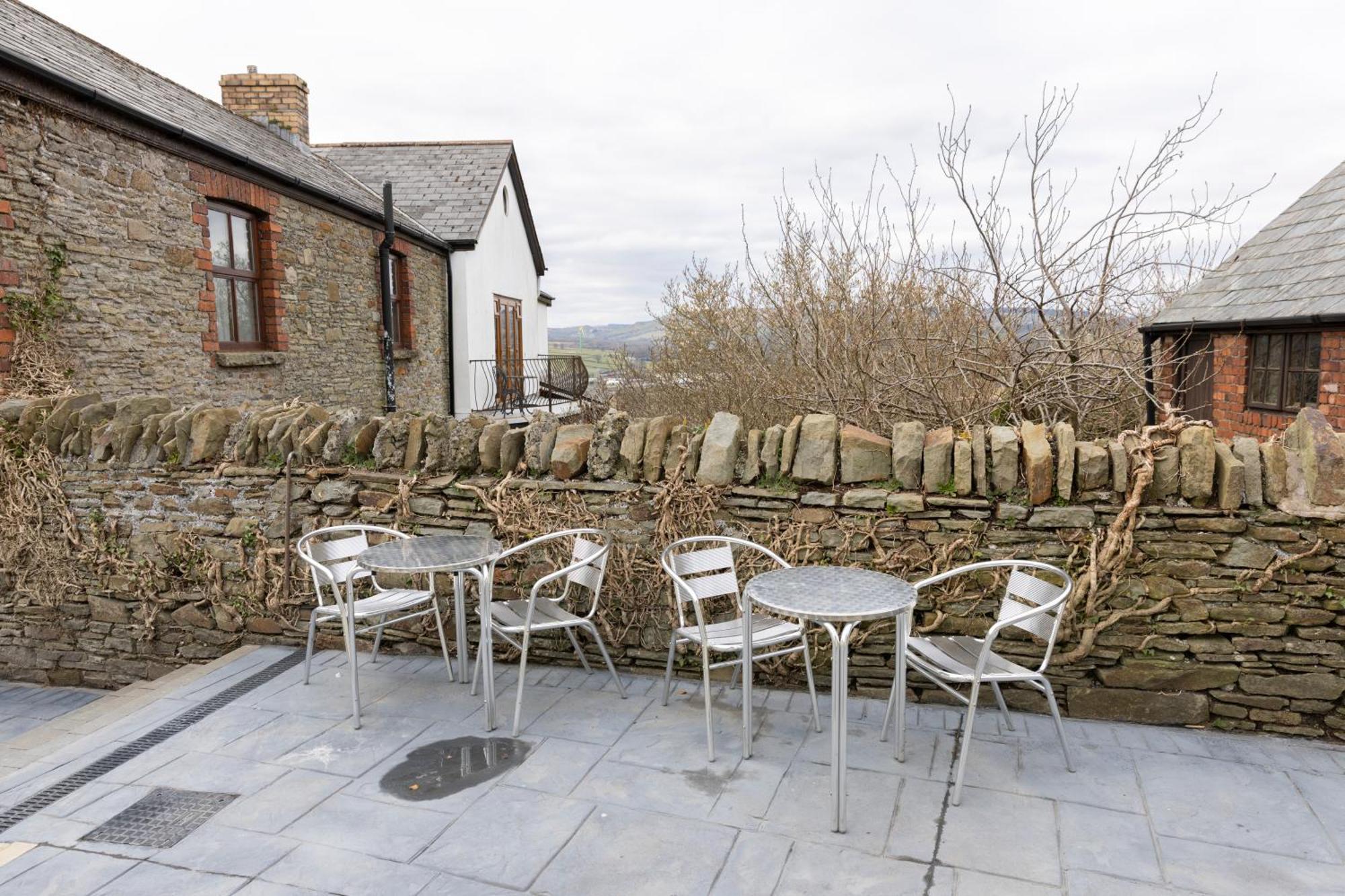 The Bear Inn Llantrisant  Exteriör bild