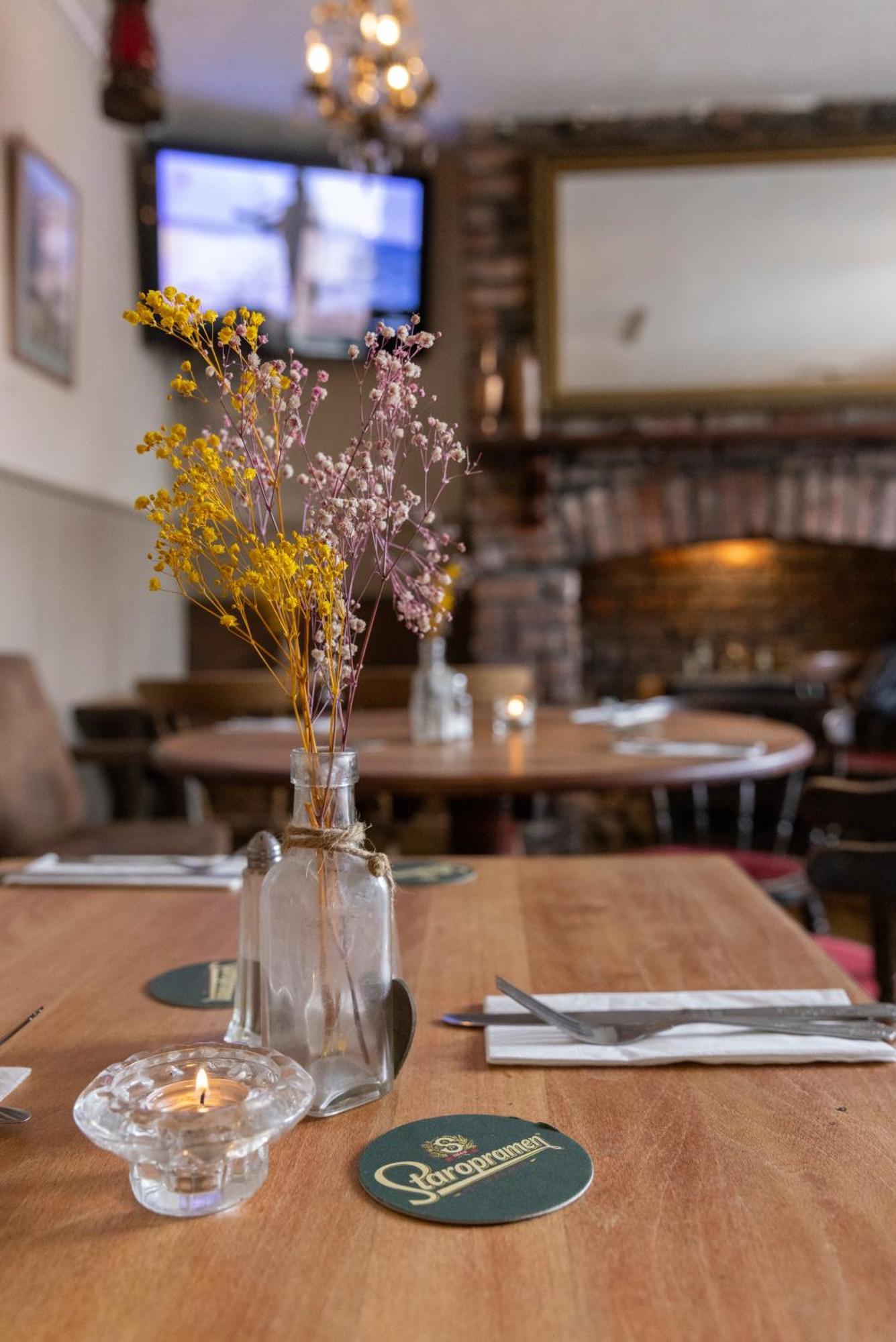 The Bear Inn Llantrisant  Exteriör bild