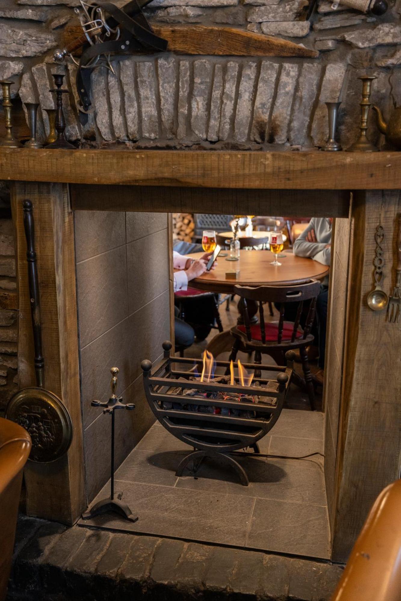 The Bear Inn Llantrisant  Exteriör bild