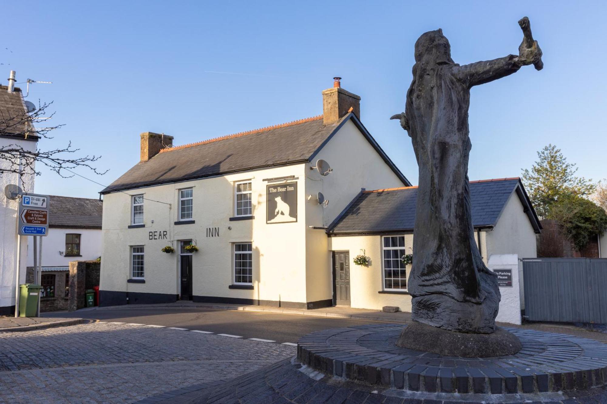 The Bear Inn Llantrisant  Exteriör bild